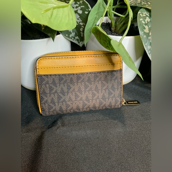 SOLD!!!!! MK MINI BAG WITH WALLET 😍 - Picture 7 of 10